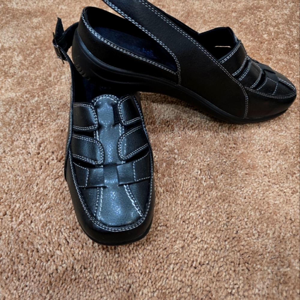 Cushion Aire Round Closed Toe Sandal, Size 8M